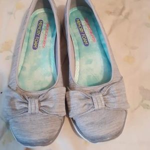 Skechers gray bow memory foam slip ons
